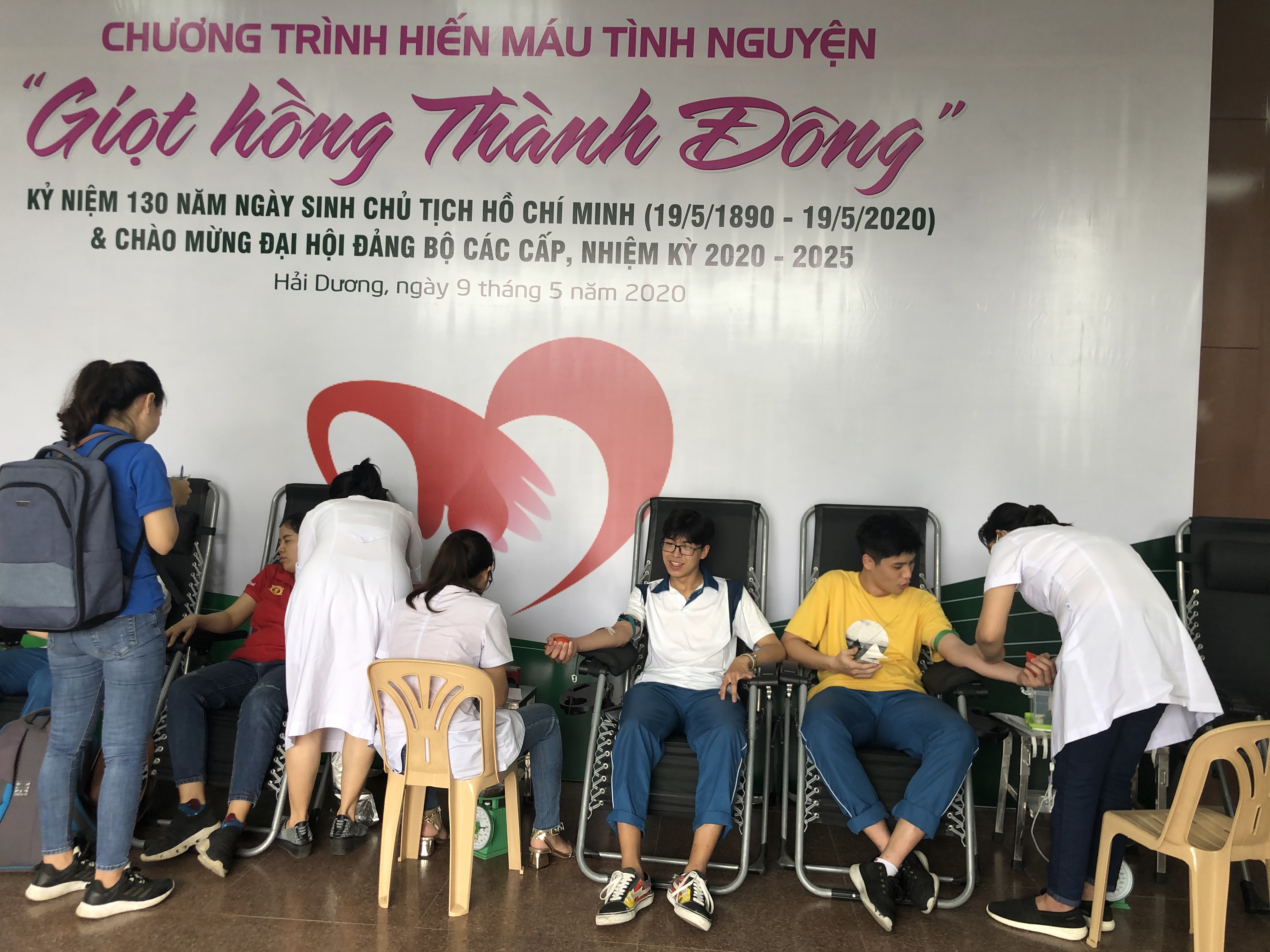 Các em học sinh CNT tham gia hiến máu tình nguyện